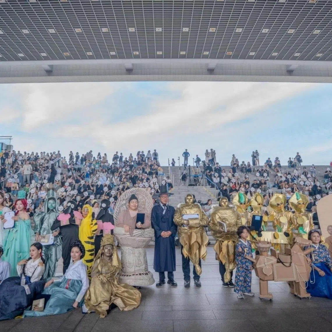  Popular entries from last year's costume contest, clockwise from top left: recreations of Gold Earring of Hwango-dong, Gilt-bronze Seated Avalokitesvara Bodhisattva, Tiger and Magpie, and Goryeo celadon pottery. (National Museum of Korea)