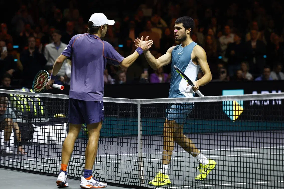 Tennis - ATP 500 - Rotterdam Open - Rotterdam Ahoy, Rotterdam, Netherlands - February 9, 2025 Spain's Carlos Alcaraz and Australia's Alex de Minaur shake hands after their final match REUTERS/Piroschka Van De Wouw