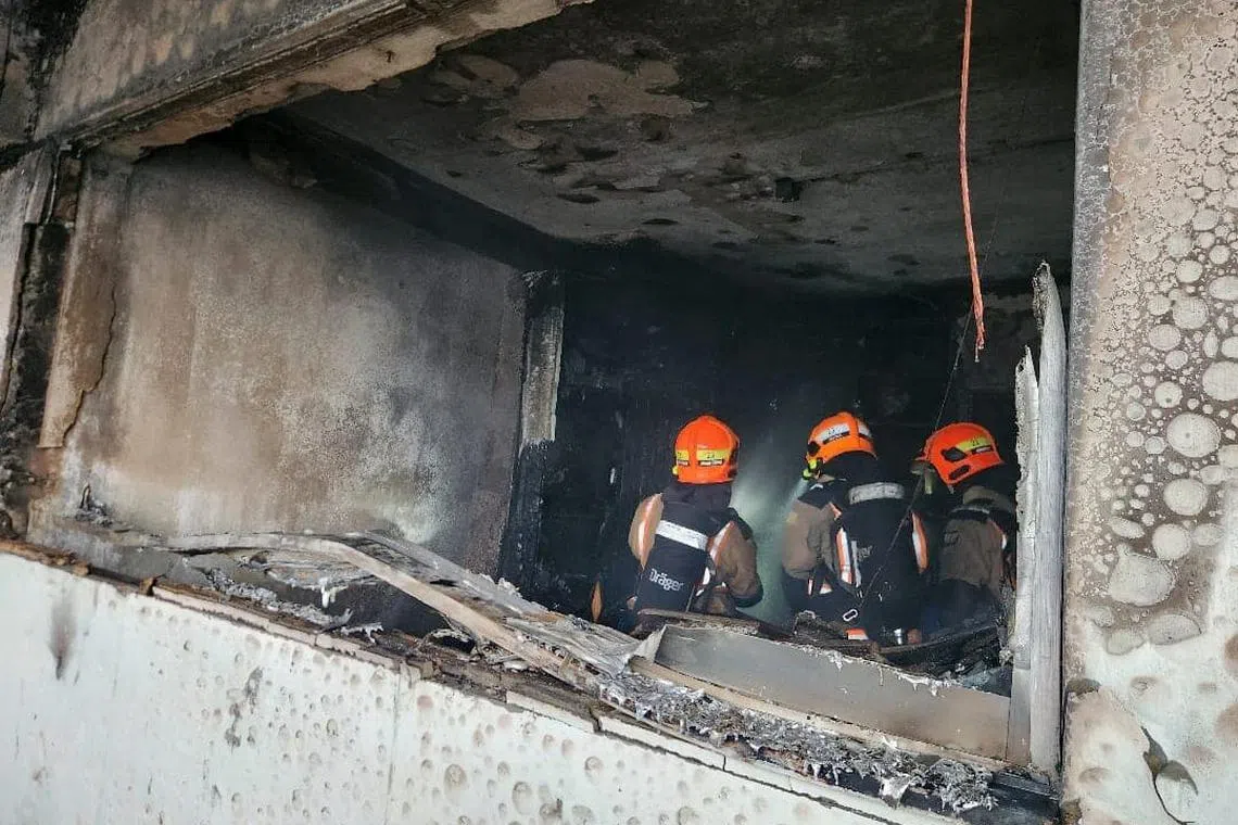 Firefighters extinguished the fire with a water jet. 