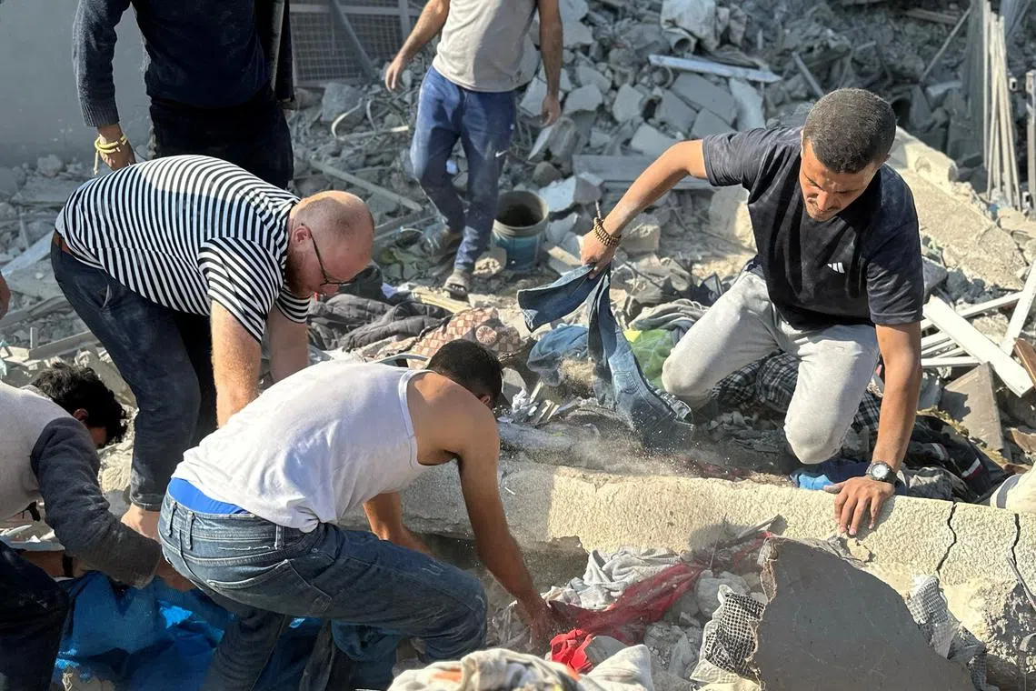 People work to recover the bodies of Palestinians at the site of Israeli strikes on houses, amid the Israel-Hamas conflict, in Beit Lahiya in the northern Gaza Strip November 4, 2024. REUTERS/Stringer