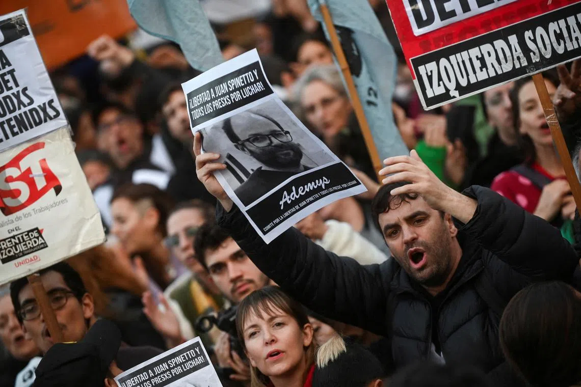 FILE PHOTO: People gather demanding the release of fellow demonstrators who were detained during protests against Argentina's President Javier Milei's economic reform bill, in Buenos Aires, Argentina June 18, 2024. REUTERS/Martin Cossarini/File Photo