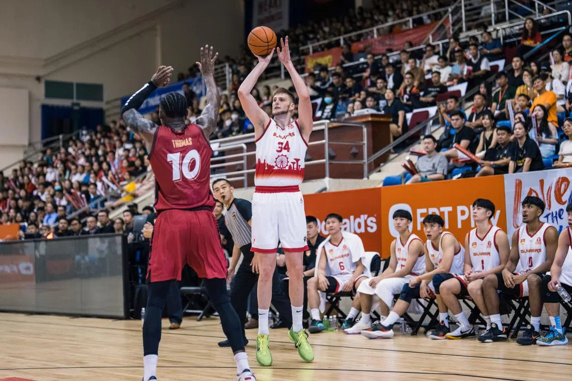 American Chanceler Gettys finished with a game-high 31 points but that was not enough as the Singapore Slingers lost 81-79 to Saigon Heat in Game 2 of the 2023 Asean Basketball League Invitational semi-finals on March 8. The decider will take place on March 9.