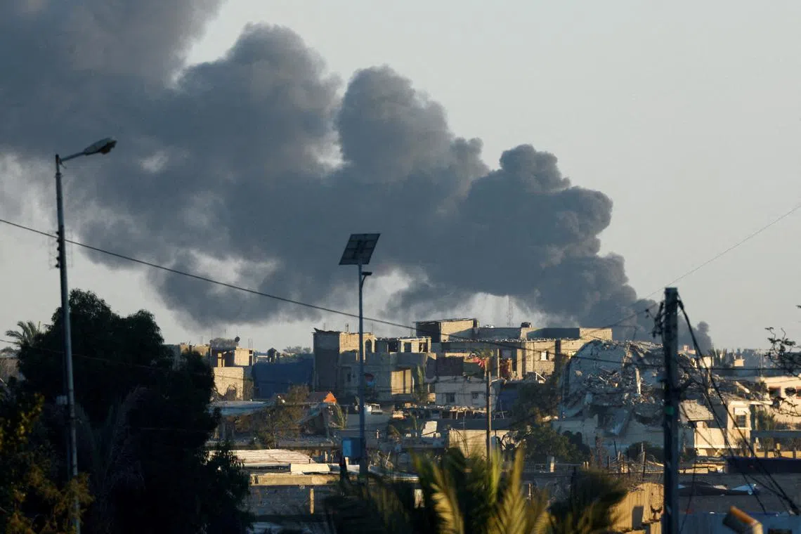 FILE PHOTO: Smoke rises from an Israeli air strike in Rafah as seen from Khan Younis, in the southern Gaza strip July 29, 2024. REUTERS/Mohammed Salem/File Photo