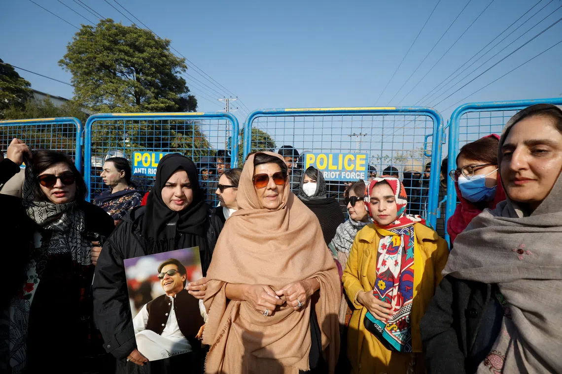 Police arrest Pakistan ex-PM Imran Khan's sister in Lahore ahead of party's planned march