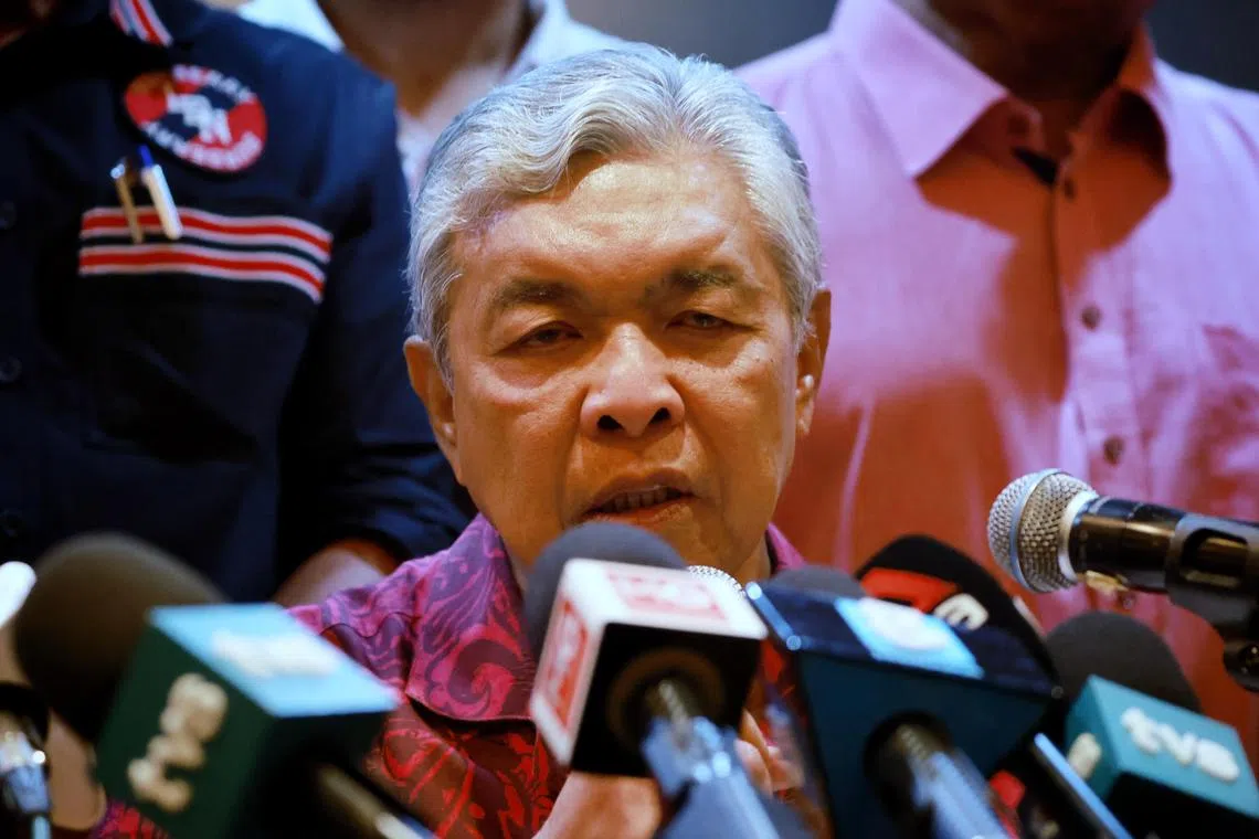 BN chief Zahid Hamidi sent a letter to Sultan Abdullah Ahmad Shah, claiming that all of his party MPs are backing Pakatan Harapan.