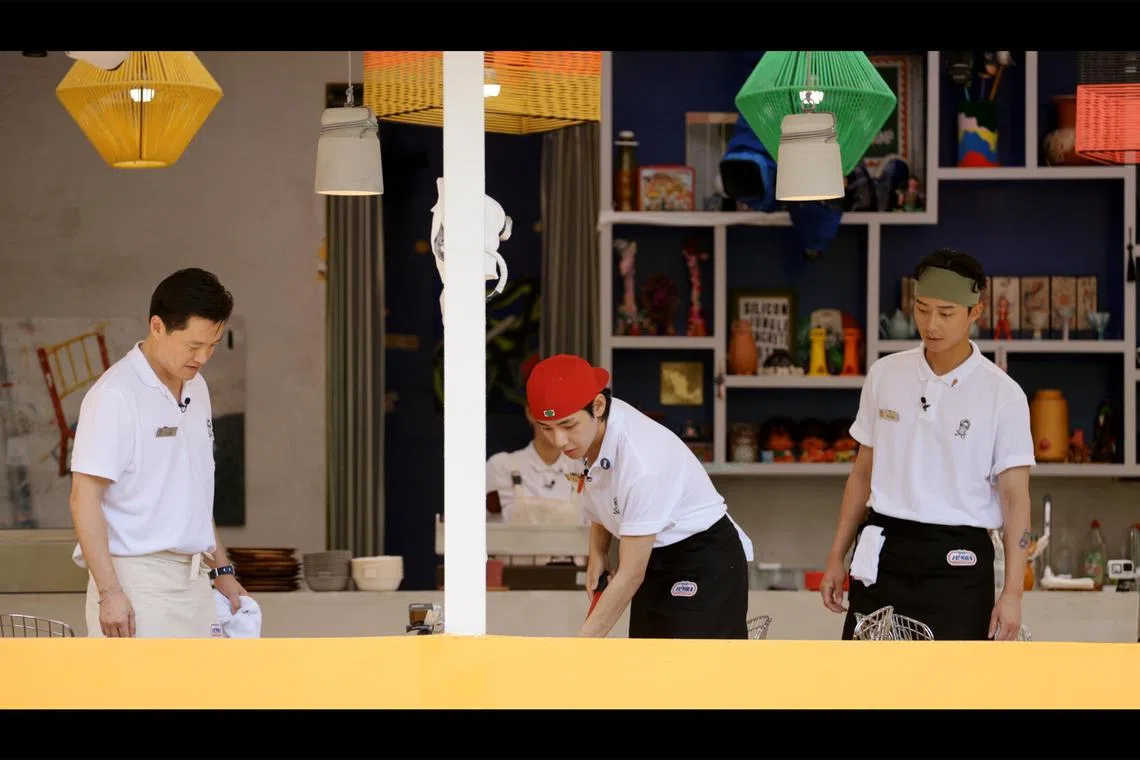 South Korean stars Lee Seo-jin, Kim Tae-hyung (also known as V of BTS), and Park Seo-joon have to run a restaurant in Mexico in Jinny's Kitchen.