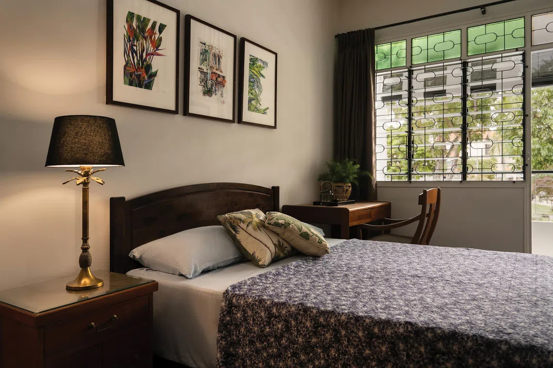 The owner’s favourite colour, green, can be seen in the bedroom pillows and table lamps.