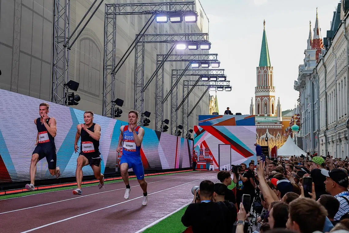 FILE PHOTO: Athletes compete in a race during the Athletics Week in Nikolskaya Street in Moscow, Russia June 4, 2024.  REUTERS/Evgenia Novozhenina/File Photo