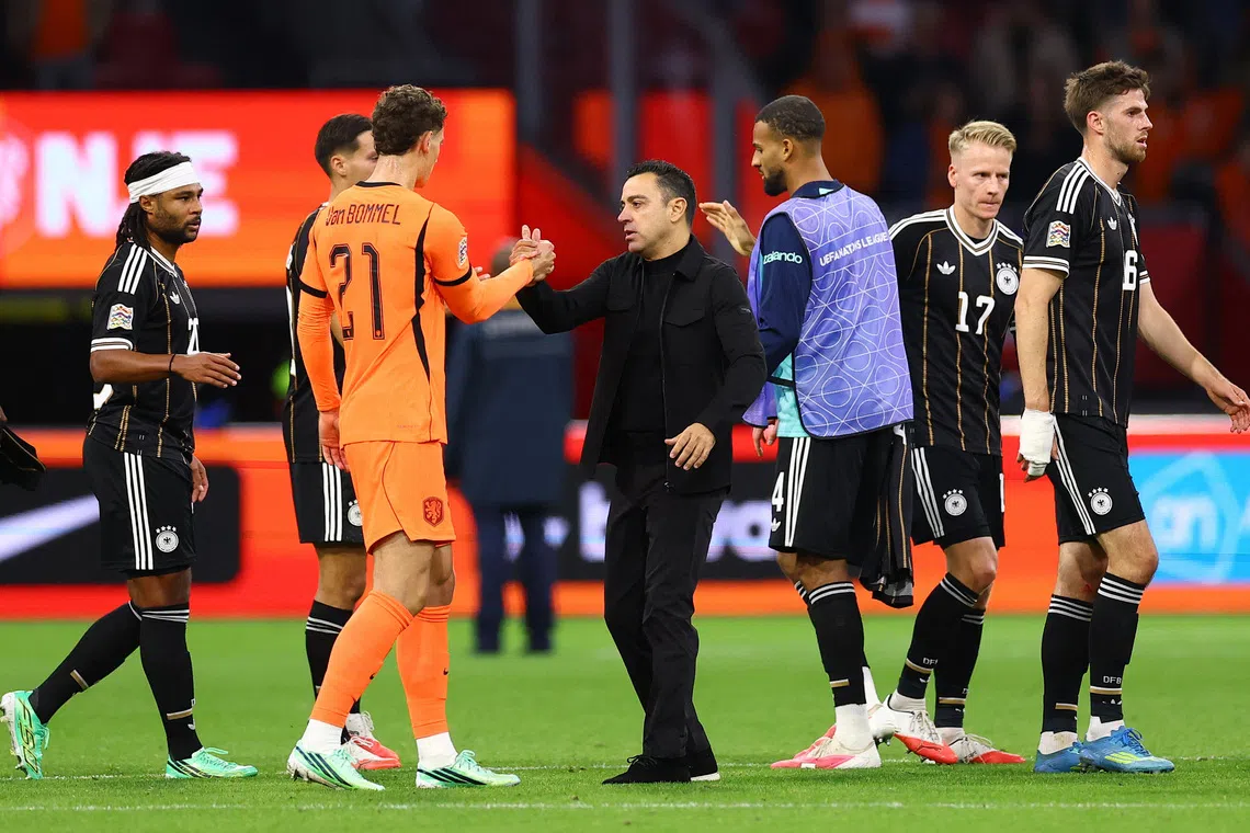 Soccer Football - Nations League - Group B - Netherlands v Germany - Johan Cruijff Arena, Amsterdam, Netherlands - September 24, 2026 Netherlands coach Xavi Hernandez shakes hands with Netherlands' Ruben van Bommel at the end of the match REUTERS/Piroschka Van De Wouw