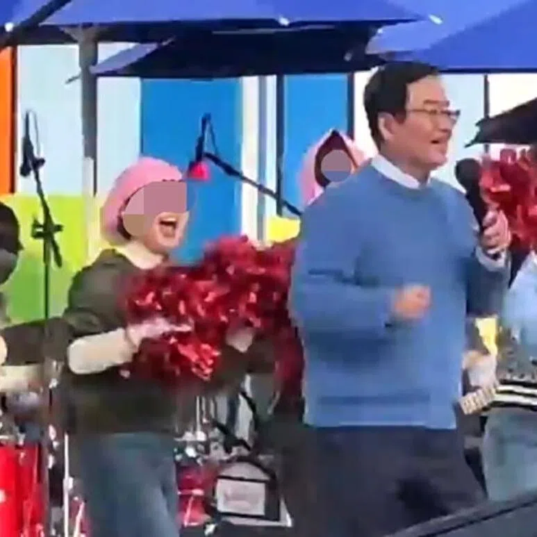 Guangju Buk-gu District Mayor Moon In has been criticised for using female officials as backup dancers.