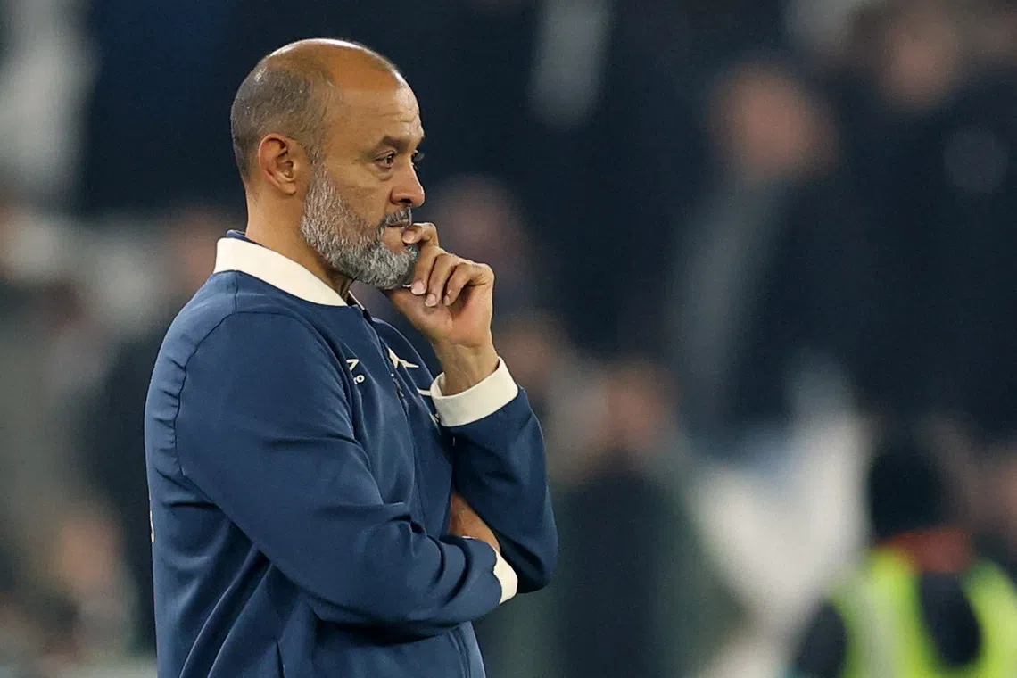 Soccer Football - Premier League - West Ham United v Brentford - London Stadium, London, Britain - October 20, 2025 West Ham United manager Nuno Espirito Santo looks dejected after the match Action Images via Reuters/Andrew Boyers