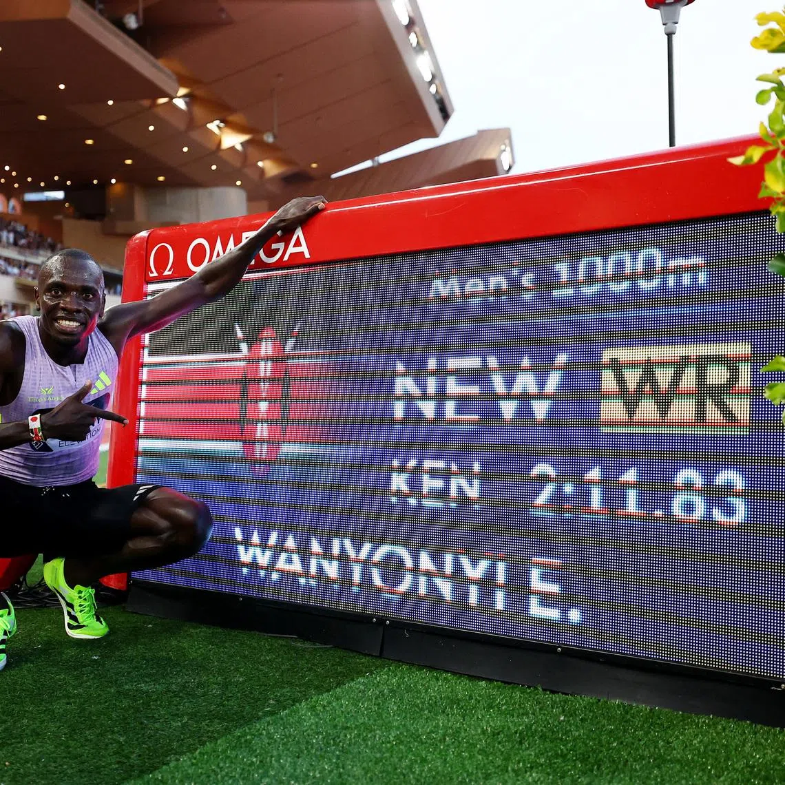 Athletics - Diamond League - Monaco - Stade Louis II, Monaco - July 10, 2026 Kenya's Emmanuel Wanyonyi poses with the screen after winning the men's 1000m final and setting a new world record REUTERS/Manon Cruz