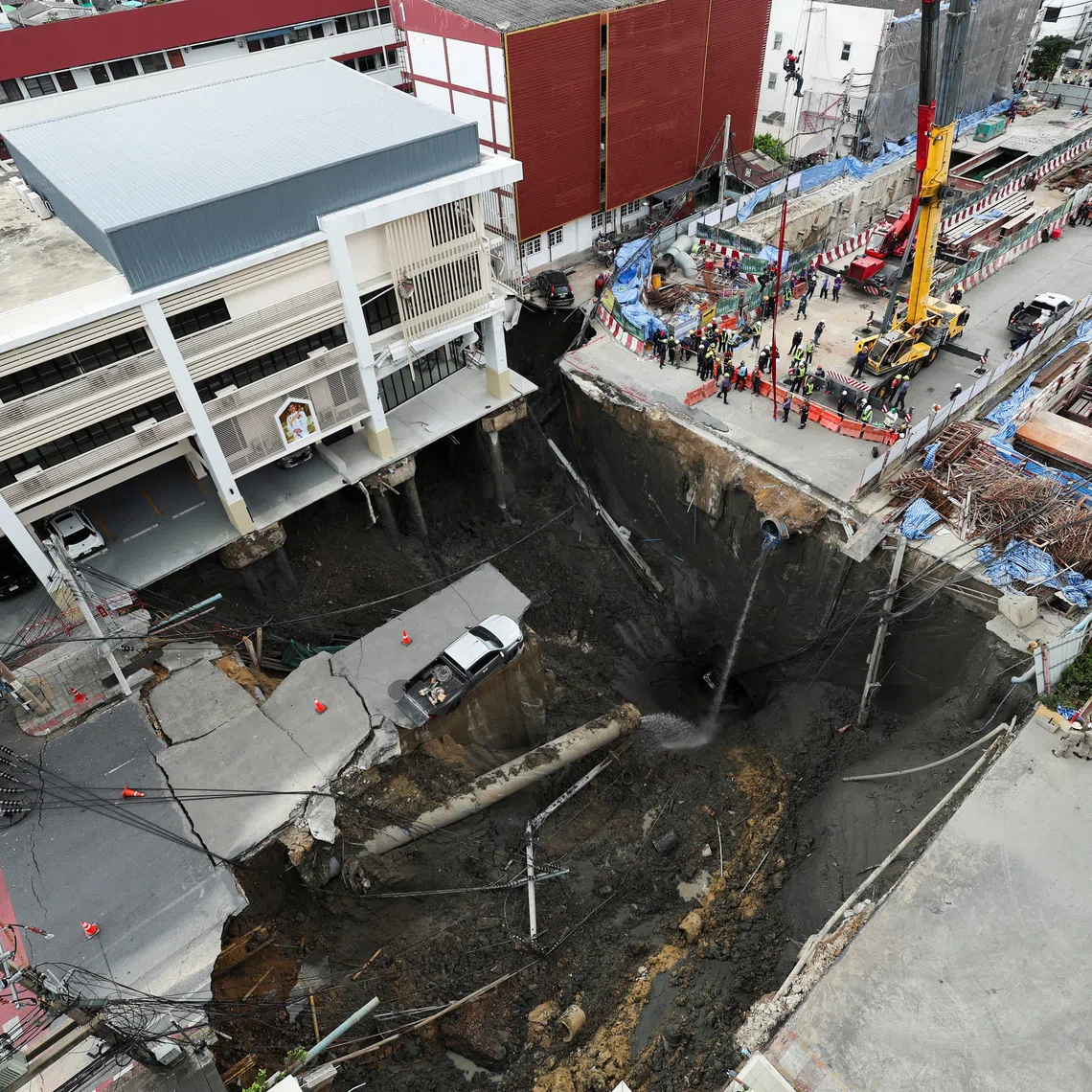 The giant sinkhole on Samsen Road in Bangkok, in front of Vajira General Hospital, has been filled with 1,700 cubic m of crushed stone.