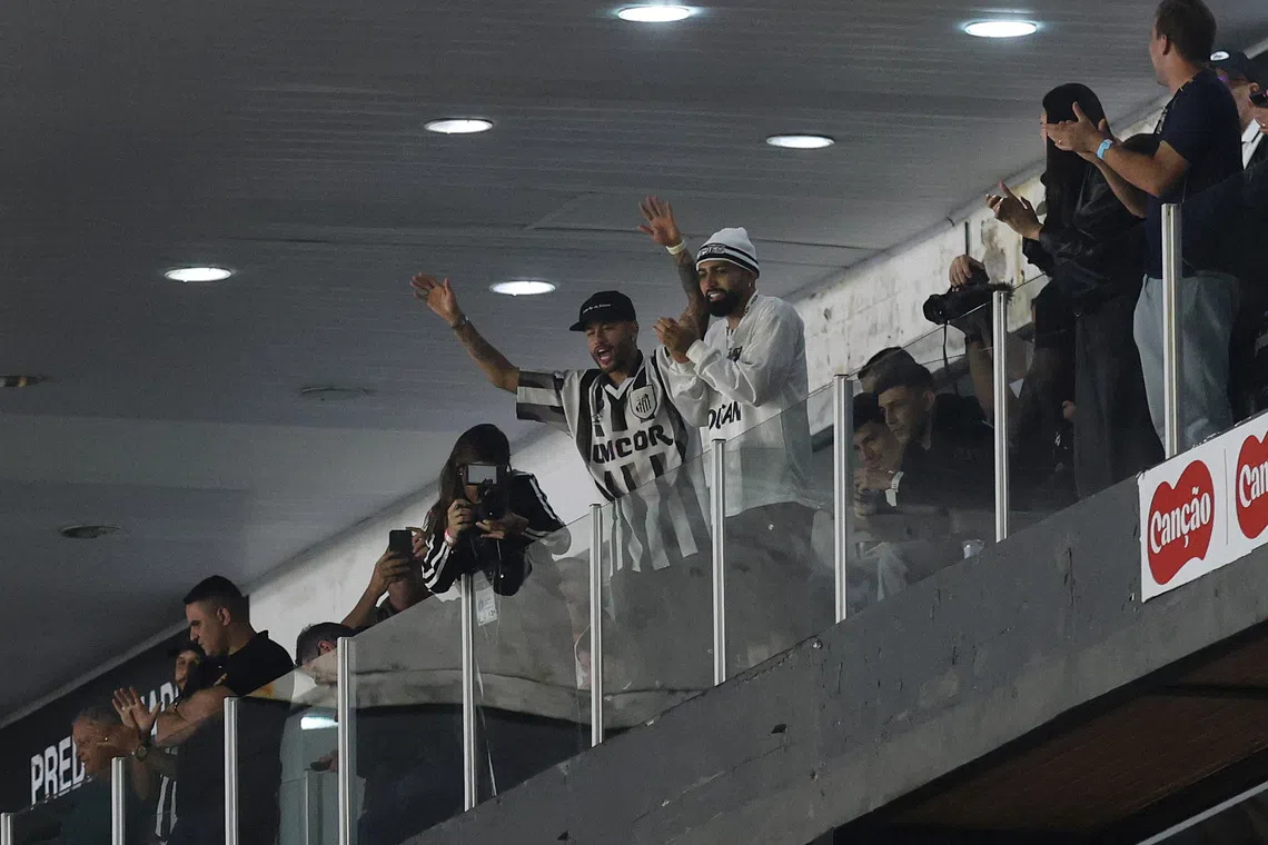 Soccer Football - Brasileiro Championship - Santos v Cruzeiro - Estadio Urbano Caldeira, Santos, Brazil - September 12, 2026 Santos' Neymar and Gabriel Barbosa cheer from the stands during the match REUTERS/Thiago Bernardes