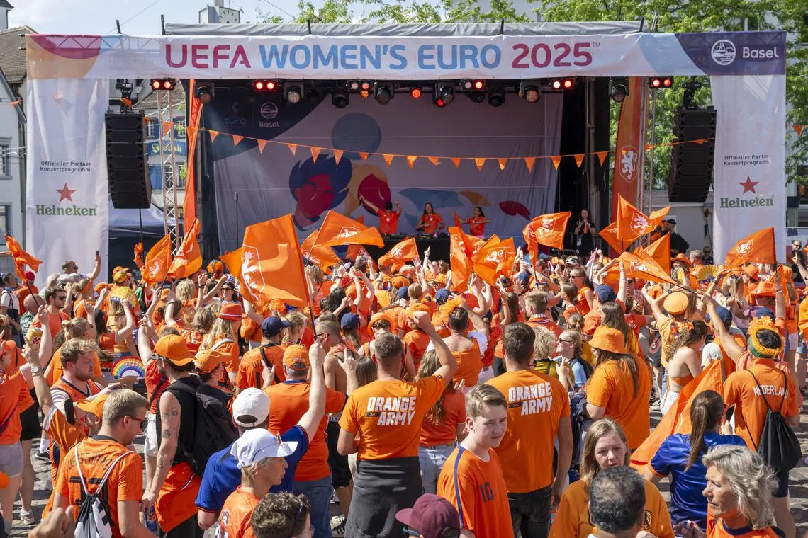 epa12235750 Supporters of the Netherlands cheer in the city's fan zone ahead of the UEFA Women's EURO 2025 Group D soccer match between the Netherlands and France, in Basel, Switzerland, 13 July 2025.  EPA/GEORGIOS KEFALAS EDITORIAL USE ONLY