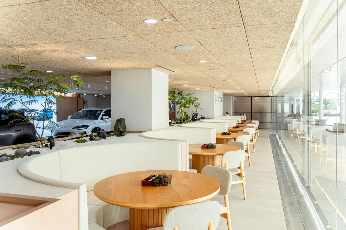 BYD by 1826 IMM Café Assento