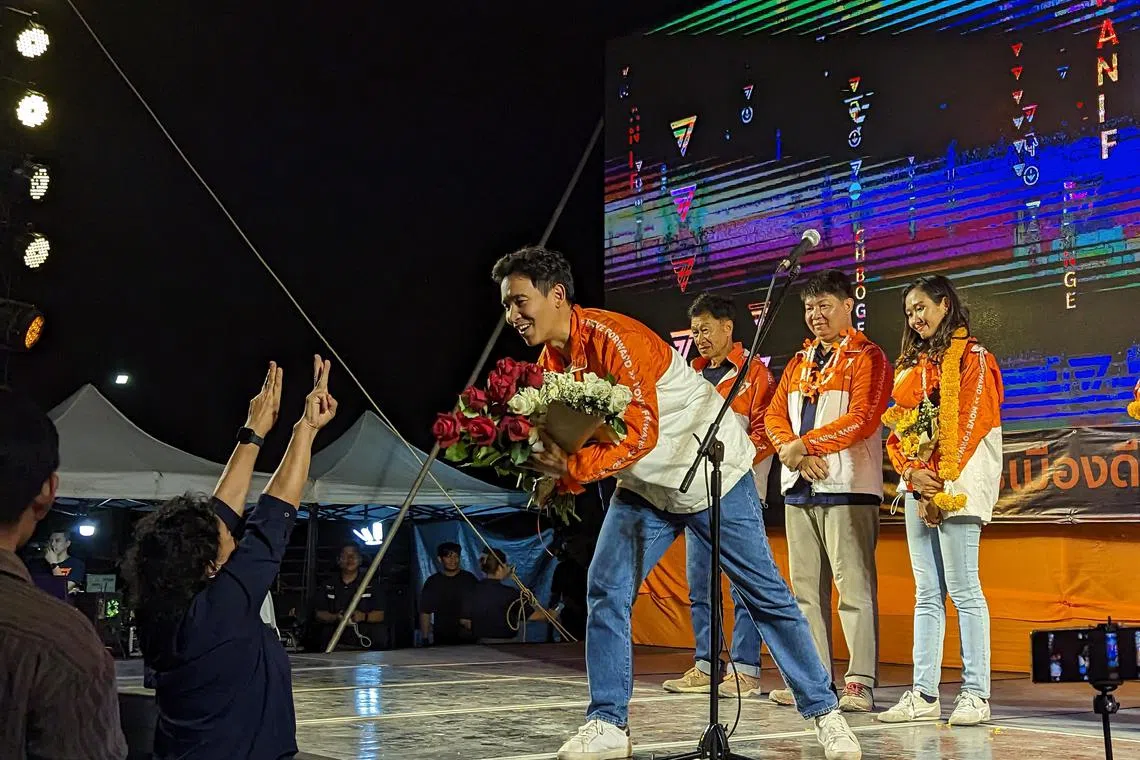 tmpita - Progressive opposition party Move Forward is closely associated with the youth-led protests that engulfed Bangkok in 2020. The dissolution of the then-Future Forward Party sparked unhappiness and many took to the streets, where the three-finger salute from the Hunger Games series became a symbol of the anti-government protests. With its leaders banned, Future Forward regrouped as the Move Forward Party with new leader Pita Limjaroenrat.