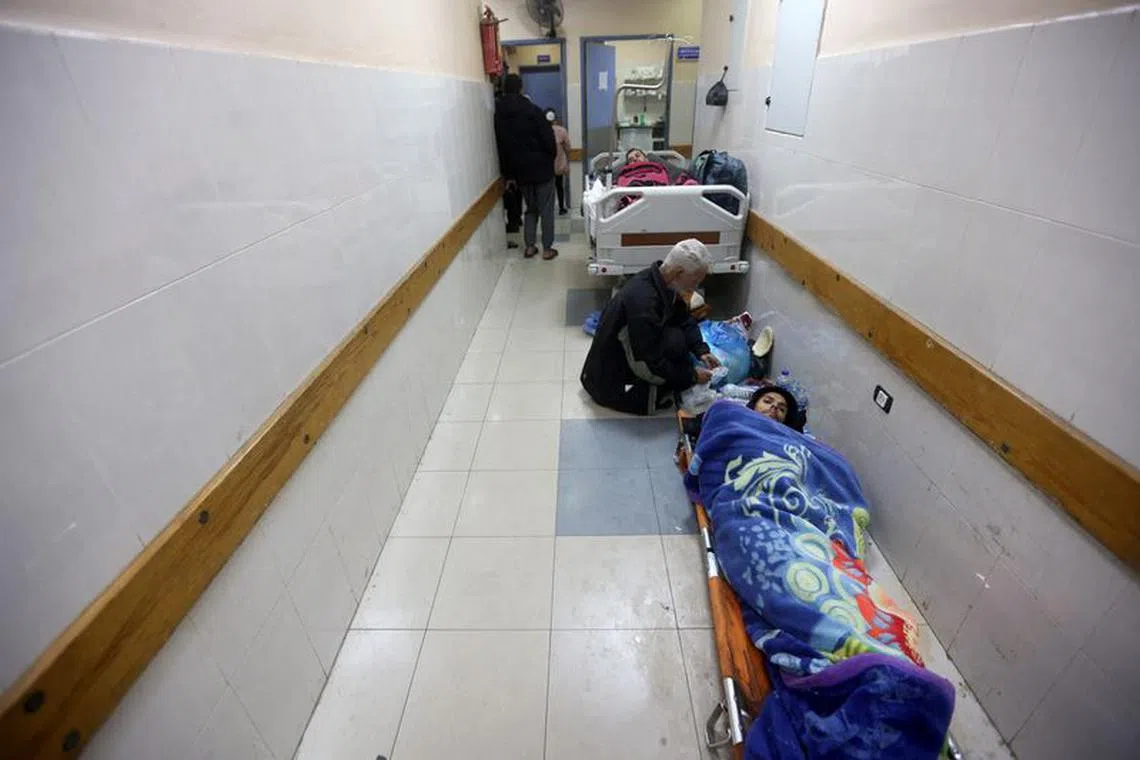 Palestinians wounded in an Israeli strike lying in a corridor at Nasser hospital in Khan Younis, in the southern Gaza Strip January 12, 2024. REUTERS/Ahmed Zakot/ File Photo