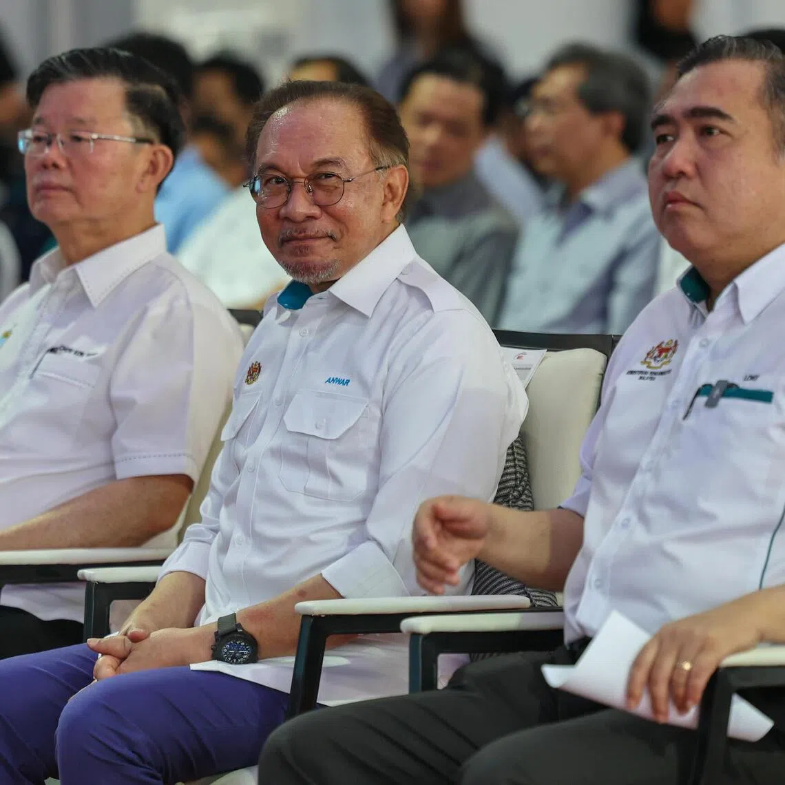 GEORGE TOWN, 11 Jan -- Perdana Menteri Datuk Seri Anwar Ibrahim (tengah) hadir bagi menyempurnakan perasmian pecah tanah projek pembinaan Transit Aliran Ringan (LRT) Laluan Mutiara Pulau Pinang di Tapak Projek Bandar Sri Pinang hari ini.

Turut hadir Menteri Pengangkutan Anthony Loke (kanan) dan Ketua Menteri Pulau Pinang Chow Kon Yeow (kiri).

-- fotoBERNAMA (2025) HAK CIPTA TERPELIHARA