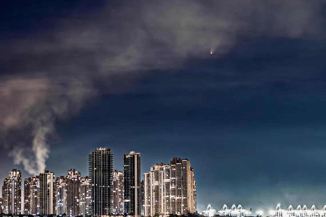 Streams of smoke could be seen coming up from the buildings below, which looked to be “welcoming the comet”, said Mr Gan.
