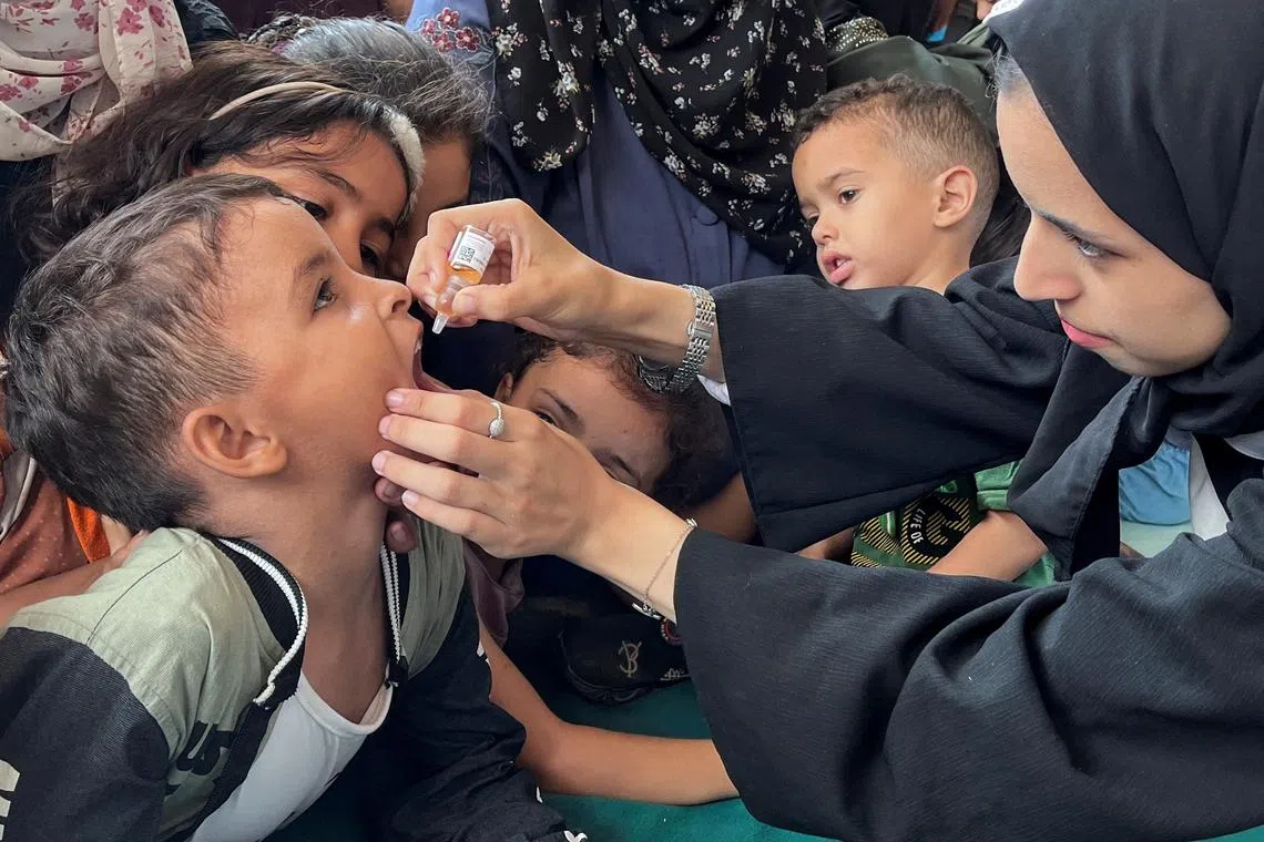 A Palestinian child is vaccinated against polio, amid the Israel-Hamas conflict, in Deir Al-Balah in the central Gaza Strip, September 1, 2024. REUTERS/Hussam Al-Masri