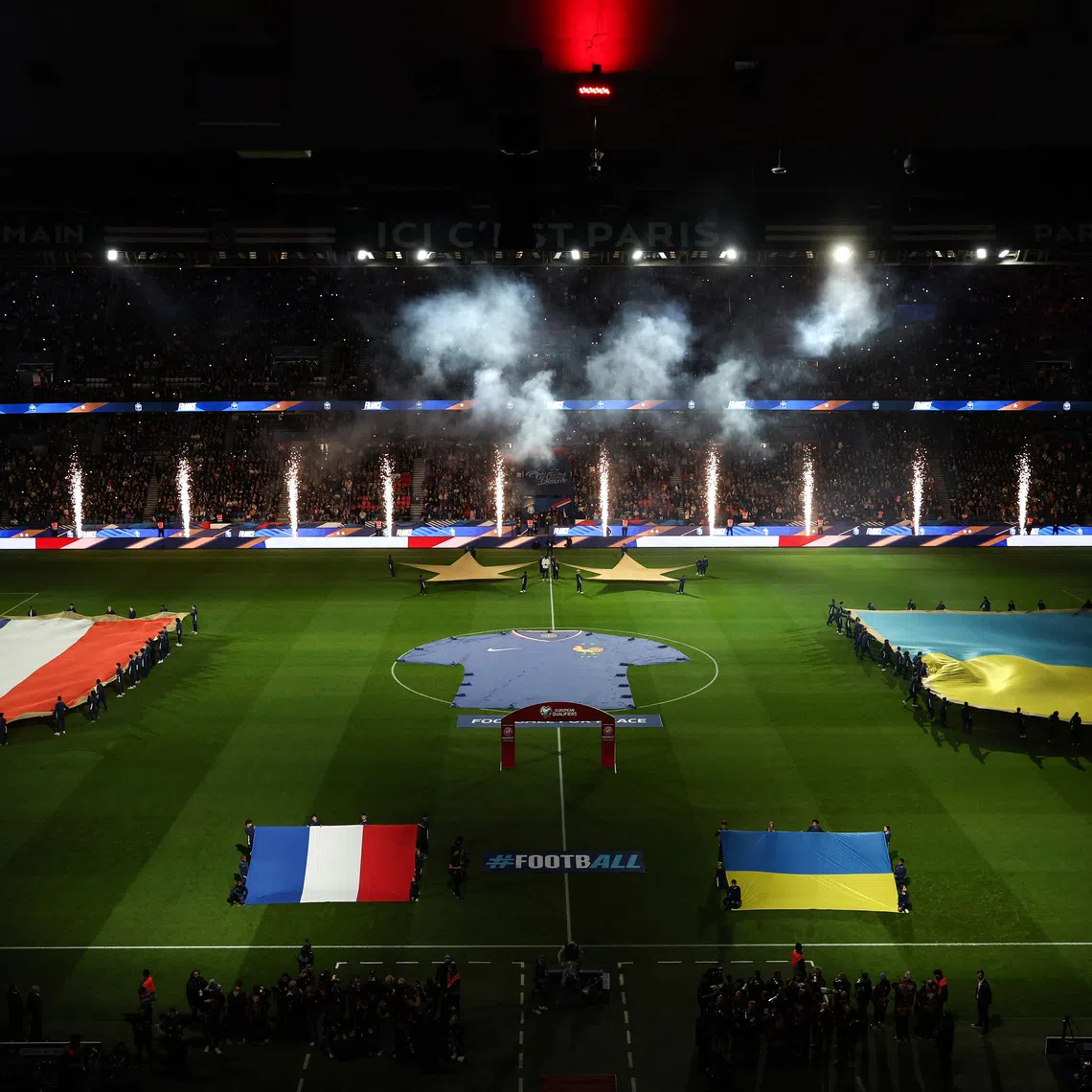 Soccer Football - World Cup - UEFA Qualifiers - Group D - France v Ukraine - Parc des Princes, Paris, France - November 13, 2025 The players arrive on the pitch before a minutes silence before the match, as part of ceremonies across Paris marking a decade since the attacks of November 13, 2015 in which 130 civilians were killed Pool via REUTERS/Franck Fife