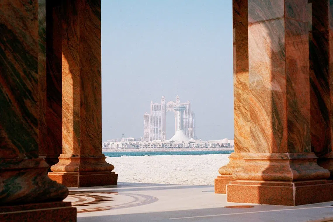 photo-view-emirates-palace-abu-dhabi-uae-detour-destination-dubai
