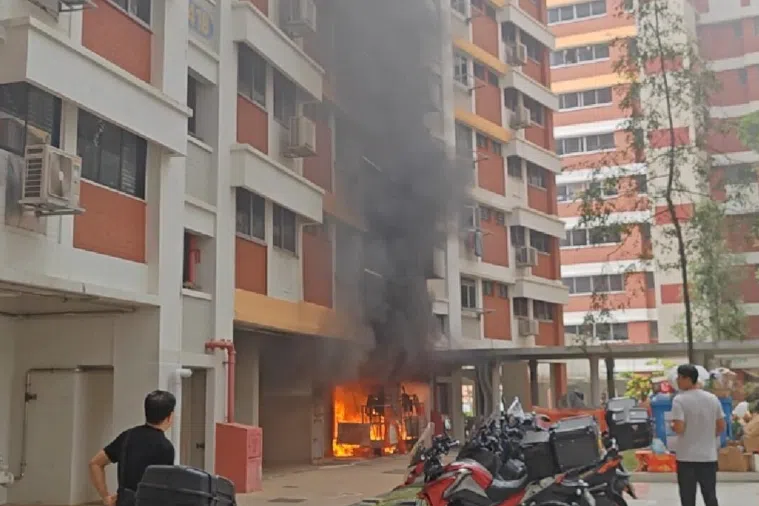 A video posted on Xiaohongshu on Feb 16 shows dark smoke billowing from the void deck and rising several storeys high.