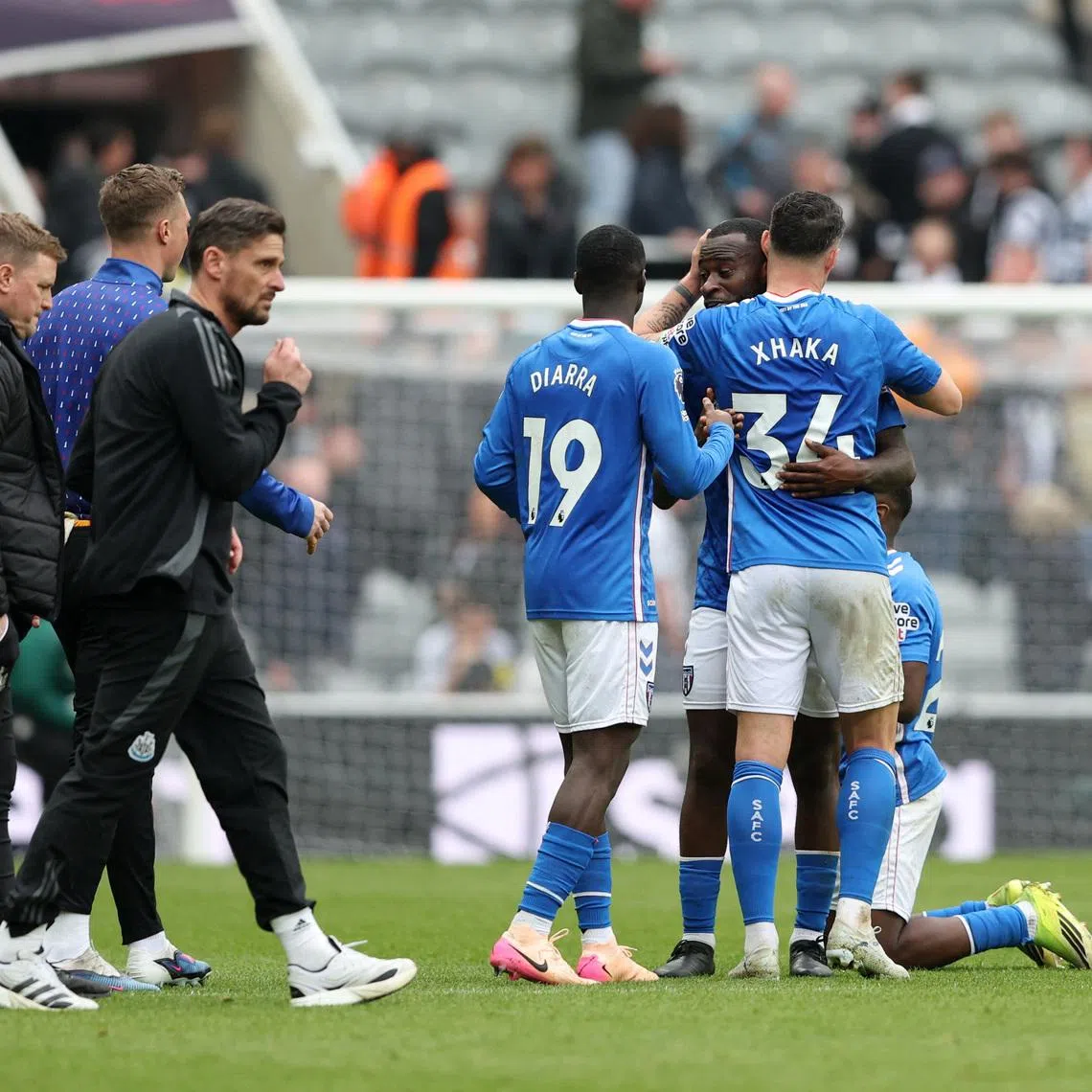 Soccer Football - Premier League - Newcastle United v Sunderland - St James' Park, Newcastle, Britain - March 22, 2026  Sunderland's Granit Xhaka and Lutsharel Geertruida celebrate after the match as Newcastle United manager Eddie Howe looks dejected REUTERS/Scott Heppell