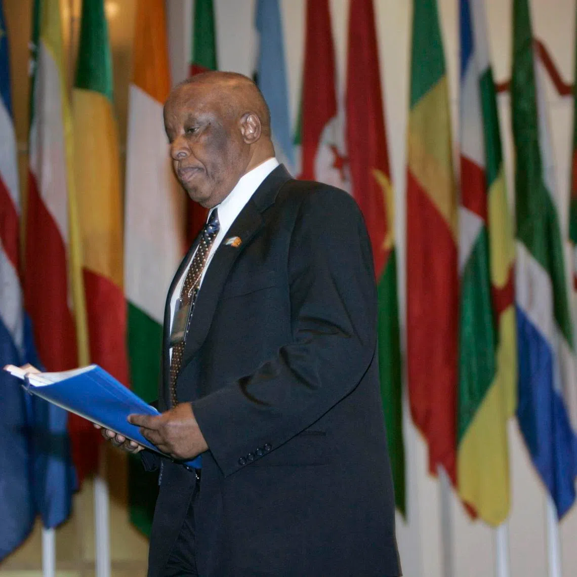FILE PHOTO: Former President of Botswana and United Nations' special envoy for Climate Change Festus Gontebanye Mogae attends the opening session of the \"African Conference of Ministers in Charge Of Environment On Climate Change Post-2012\" in Algiers November 19, 2008.  REUTERS/Louafi Larbi/File Photo