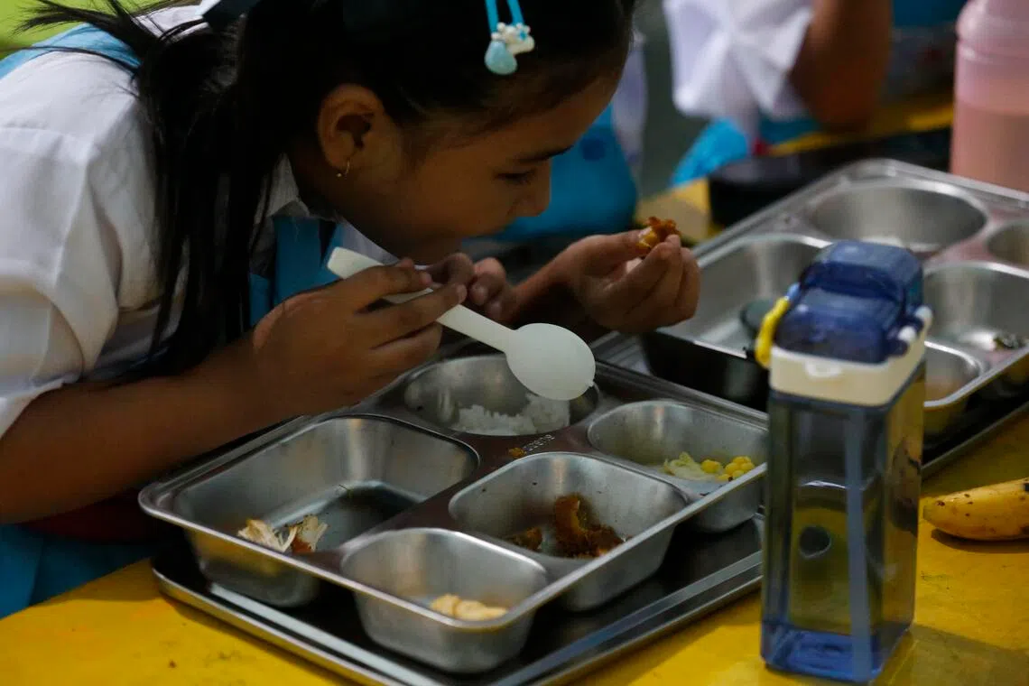 epa12413858 An Indonesian student eats a free meal at a school in Keutapang, Aceh Besar, Indonesia, 29 September 2025. The government’s free nutritious meals program continues despite food poisoning cases reported in some parts of the country. Indonesia’s National Nutrition Agency (BGN) said 4,711 cases of food poisoning linked to school lunches were recorded between January and 22 September 2025, most of them on the island of Java.  EPA/HOTLI SIMANJUNTAK
