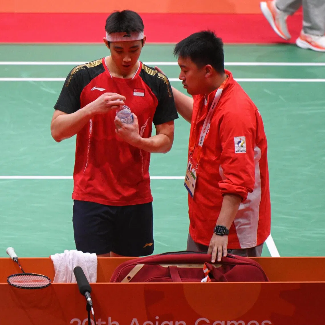 Singapore’s Loh Kean Yew (left) speaking to his coach Kelvin Ho during the Asian Games badminton men’s singles final against Thailand’s Kunlavut Vitidsarn on Sept 28.