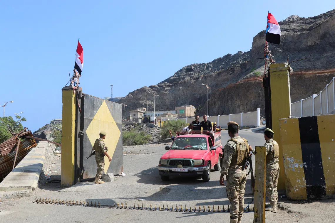 FILE PHOTO: Soldiers loyal to Yemen's separatist Southern Transitional Council stand guard outside the compound of the presidential palace in Aden, Yemen December 9, 2025. REUTERS/Fawaz Salman/File Photo