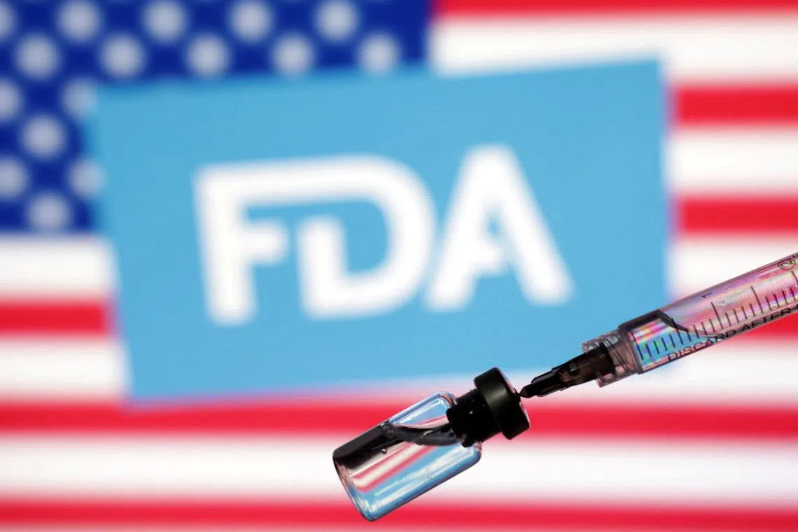 FILE PHOTO: A U.S. flag, a U.S. Food and Drug Administration (FDA) logo, a syringe and a vial are seen in this illustration taken May 13, 2025. REUTERS/Dado Ruvic/Illustration/File Photo