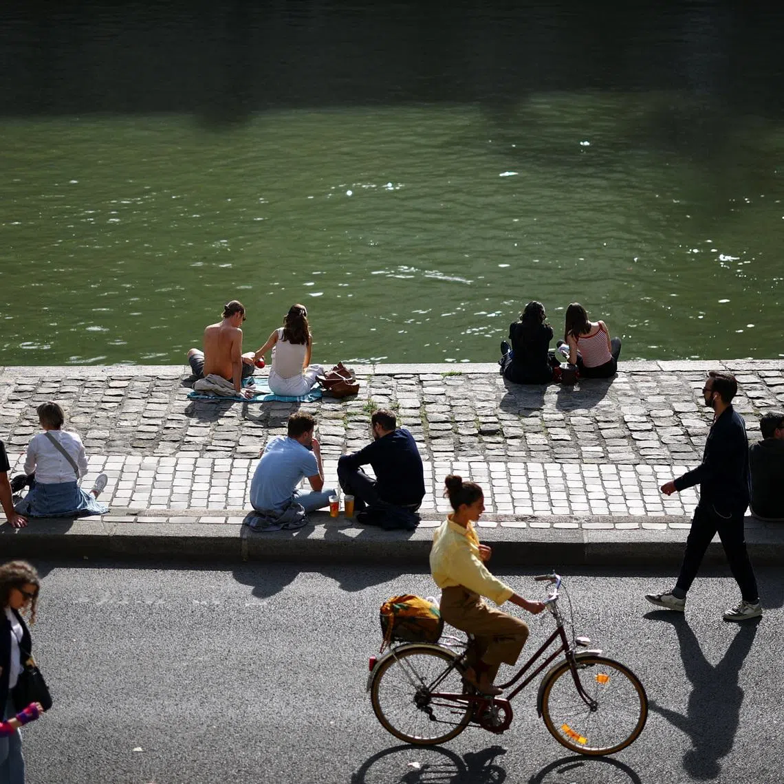 People on the banks of the River Seine in Paris, France, September 28, 2025. REUTERS/Sarah Meyssonnier/File Photo