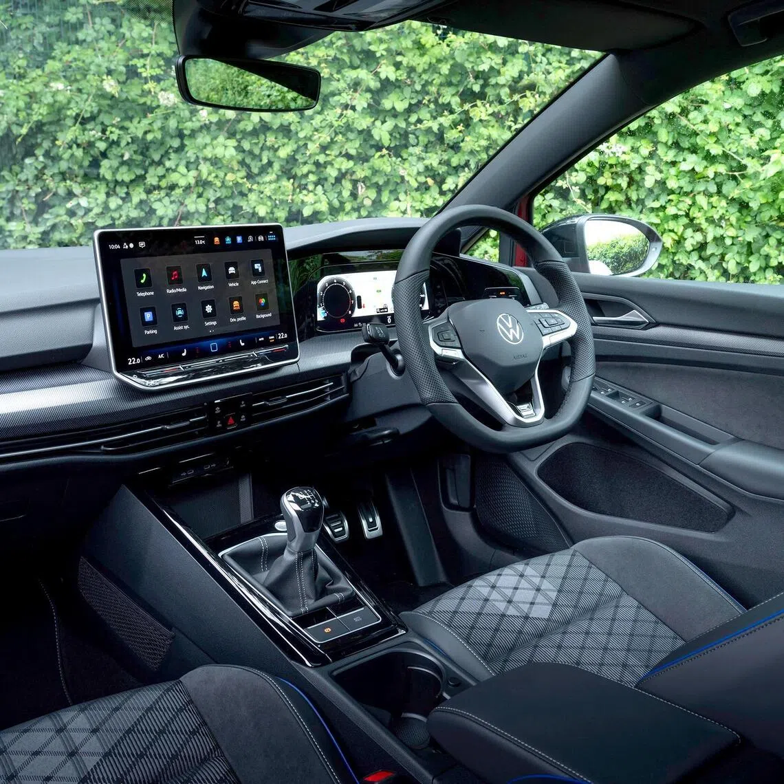 With hands and feet kept busy by the manual transmission, there is little bandwidth left to be distracted by the infotainment screen.
