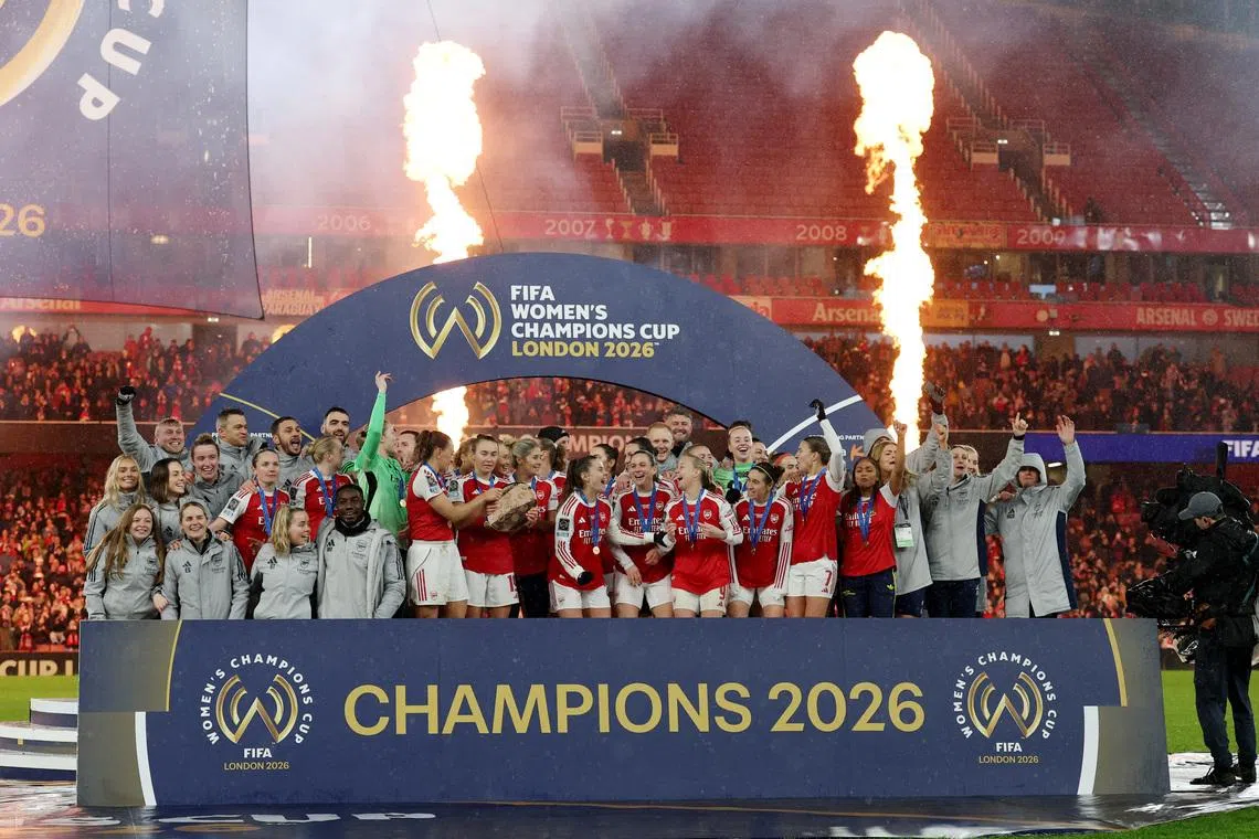 Soccer Football - FIFA Women's Champions Cup - Final - Arsenal v Corinthians - Emirates Stadium, London, Britain - February 1, 2026  Arsenal celebrate with the trophy after winning the FIFA Women's Champions Cup REUTERS/Ian Walton