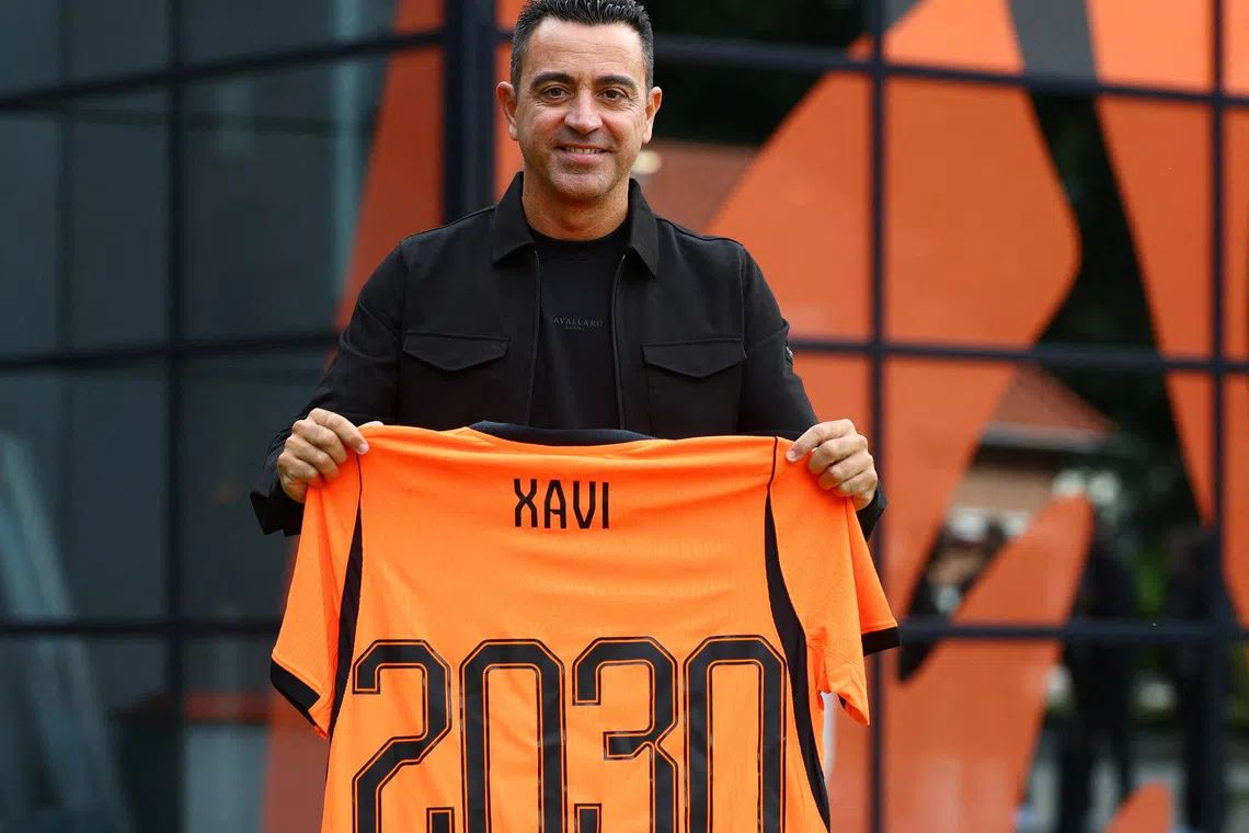 Soccer Football - Netherlands unveil Xavi Hernandez as new coach - KNVB Campus, Zeist, Netherlands - August 25, 2026 Netherlands coach Xavi Hernandez poses with the kit announcing his new contract REUTERS/Piroschka Van De Wouw