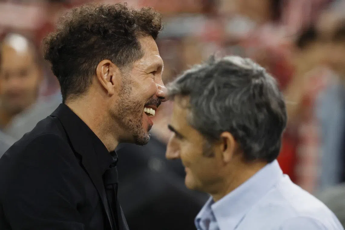 Soccer Football - LaLiga - Athletic Bilbao v Atletico Madrid - San Mames, Bilbao, Spain - August 31, 2024 Athletic Bilbao coach Ernesto Valverde and Atletico Madrid coach Diego Simeone are seen before the match REUTERS/Vincent West