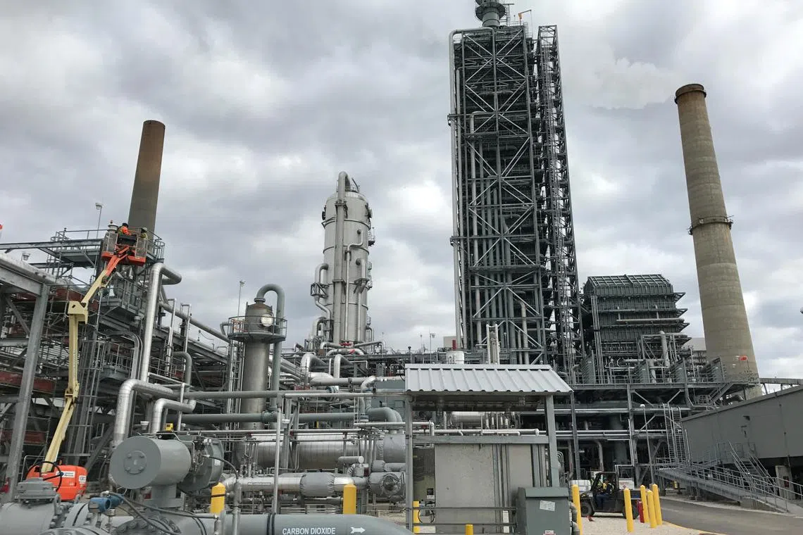 FILE PHOTO: Equipment used to capture carbon dioxide emissions is seen at a coal-fired power plant owned by NRG Energy where carbon collected from the plant will be used to extract crude from a nearby oilfield in Thomspsons, Texas, U.S. on January 9, 2017.  REUTERS/Ernest Scheyder/File Photo