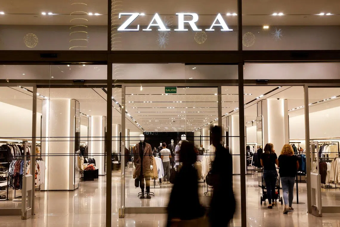  Shoppers walk past a Zara clothes store, part of the Spanish group Inditex, in Las Palmas de Gran Canaria, Spain, December 13, 2022. REUTERS/Borja Suarez/File Photo