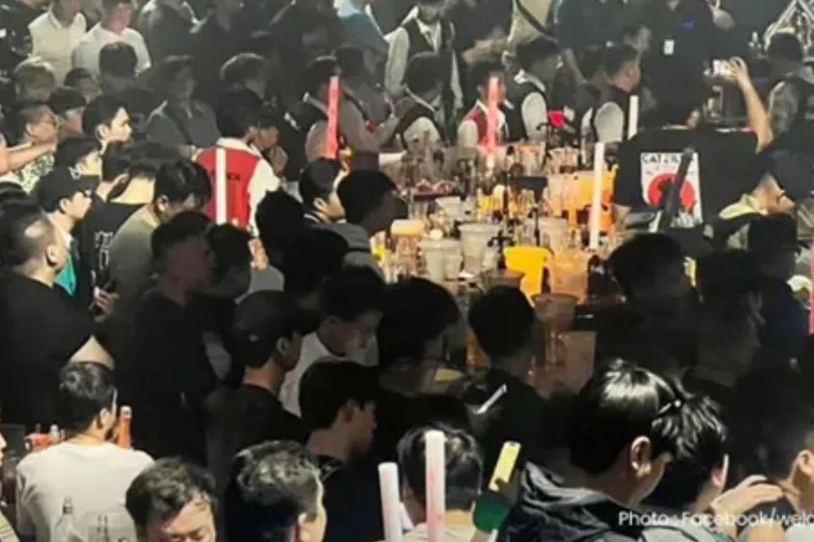 When law enforcement officers entered the pub, they found some 300 Thai and foreign tourists still drinking and dancing.