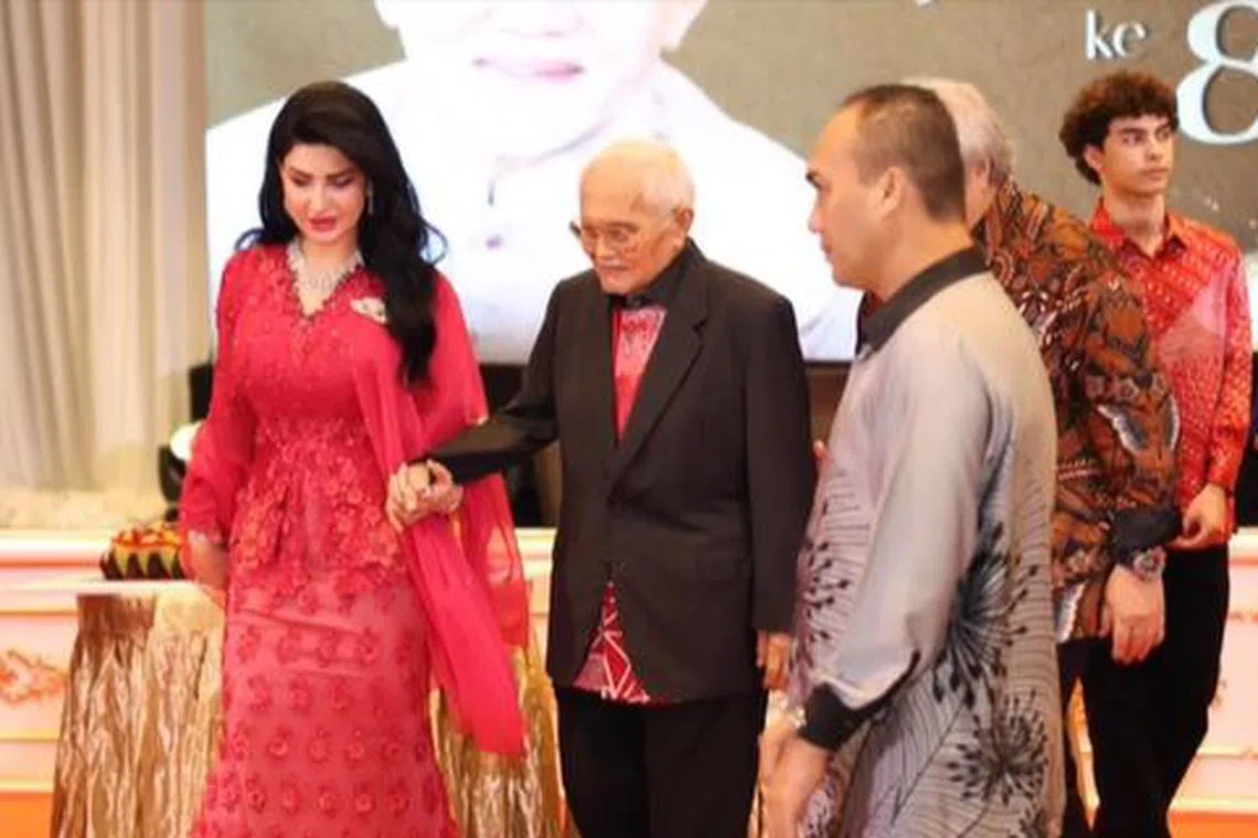 Mr Abdul Taib Mahmud (right) was allegedly removed from hospital by his wife Raghad Kurdi Taib (left) against doctors' advice.