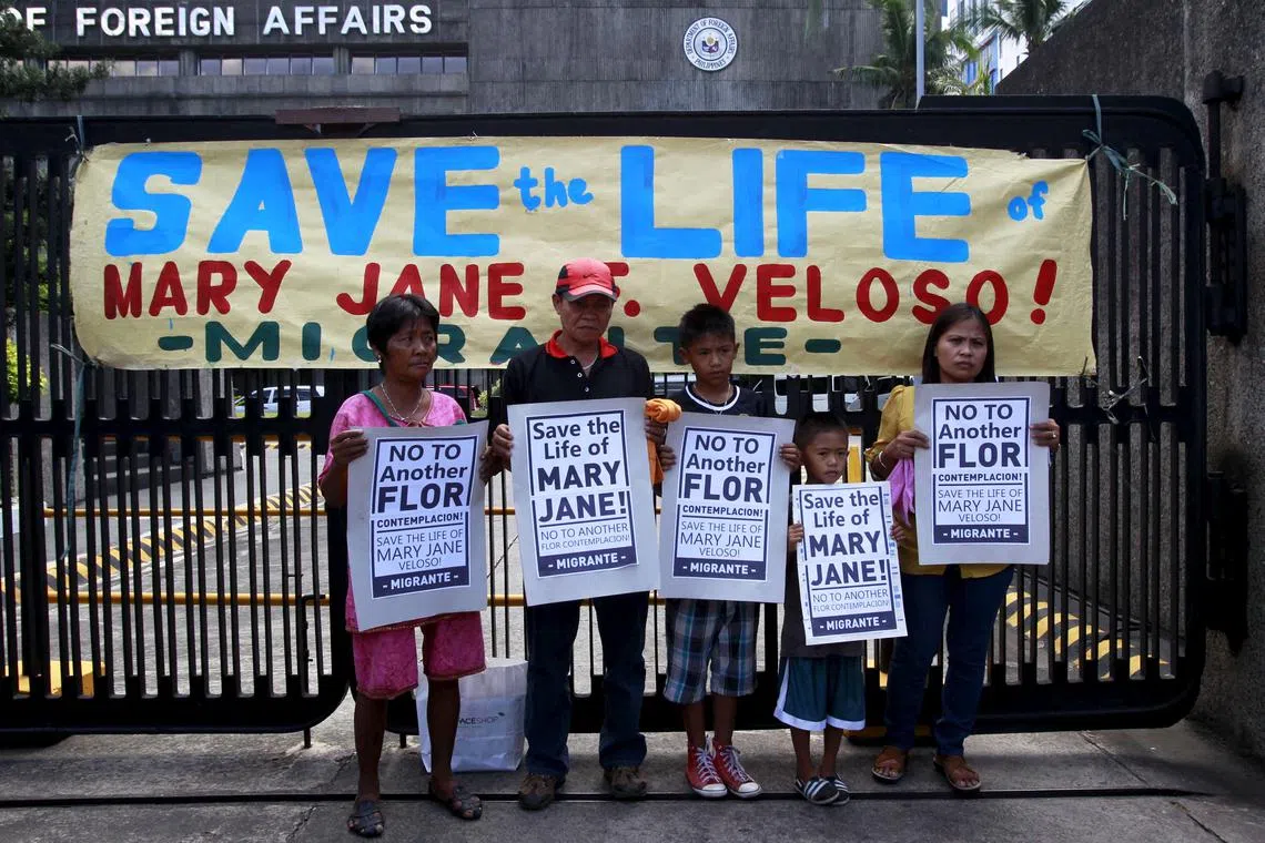 FILE PHOTO: Family members of drug trafficking inmate Mary Jane Veloso, hold placards pleading President Benigno Aquino for help in Veloso's case during a protest in front of the Department of Foreign Affairs headquarters in Manila April 7, 2015. REUTERS/Romeo Ranoco/File Photo