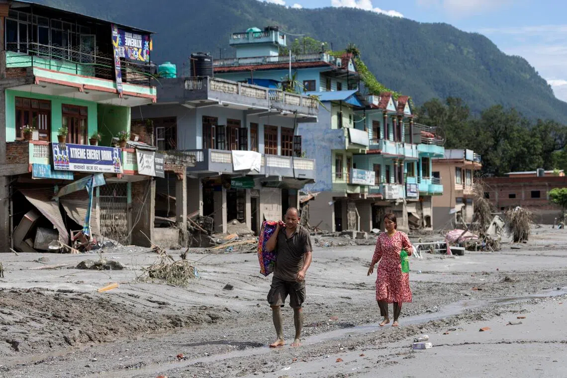 Nepal flood survivors return to ruins to salvage memories