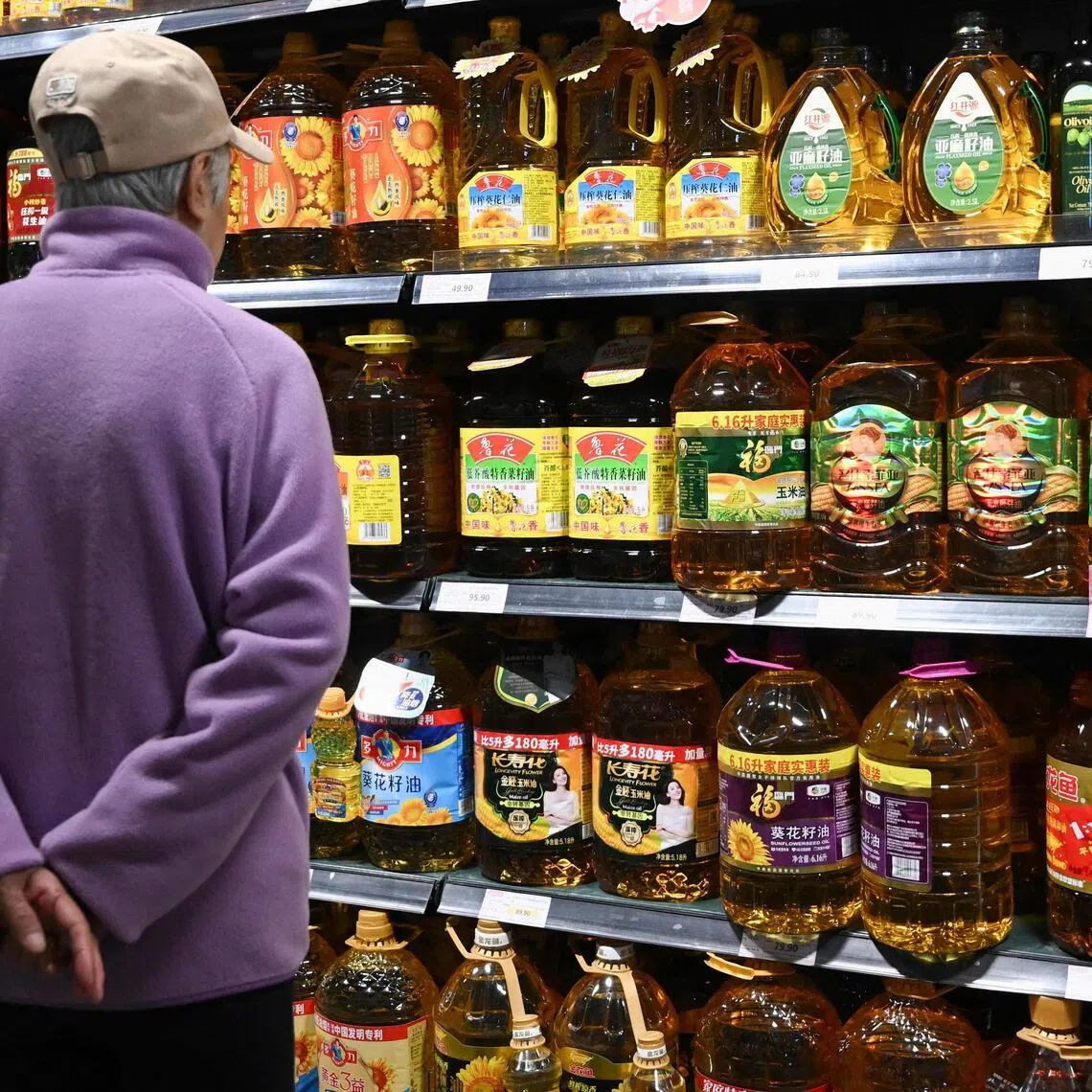 Vegetable oil prices eased 0.2 per cent in December to a six-month low, as weaker soy, rapeseed and sunflower oil quotations offset gains in palm oil. 