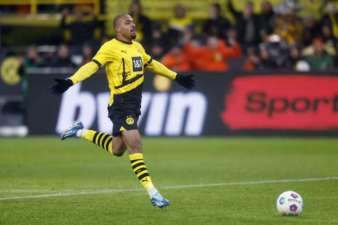 Soccer Football - Bundesliga - Borussia Dortmund v Borussia Moenchengladbach - Signal Iduna Park, Dortmund, Germany - November 25, 2023 Borussia Dortmund's Donyell Malen celebrates scoring their fourth goal REUTERS/Leon Kuegeler/File photo