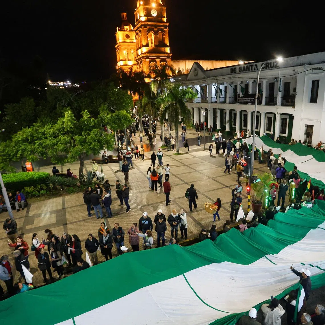 Bolivians hold an oversize flag of the department of Santa Cruz during a demonstration calling for an end to protest blockades that have contributed to shortages of food, medical supplies and fuel, in Santa Cruz, Bolivia May 21, 2026. REUTERS/Ipa Ibanez