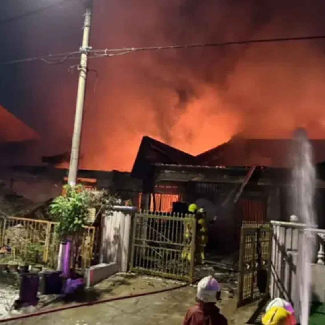 The fire completely destroyed one of the houses, while the four others were damaged to varying degrees.