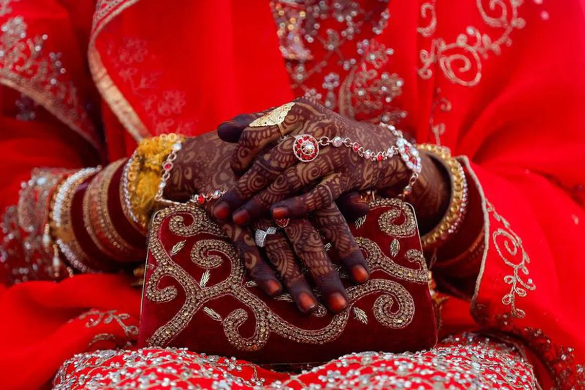 FILE PHOTO: Jewellery is seen on a bride's hand as she holds a purse during a mass marriage ceremony, in which, 51 Muslim couples took their wedding vows, in Mumbai, India, January 14, 2024. REUTERS/Francis Mascarenhas/File Photo